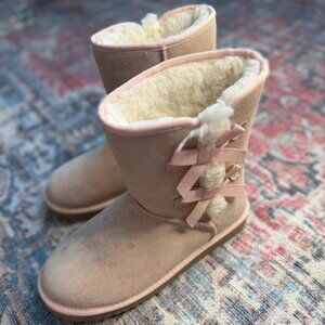 Koolaburra by UGG Victoria Short Bow Women’s Boots – Light Pink – Size 8